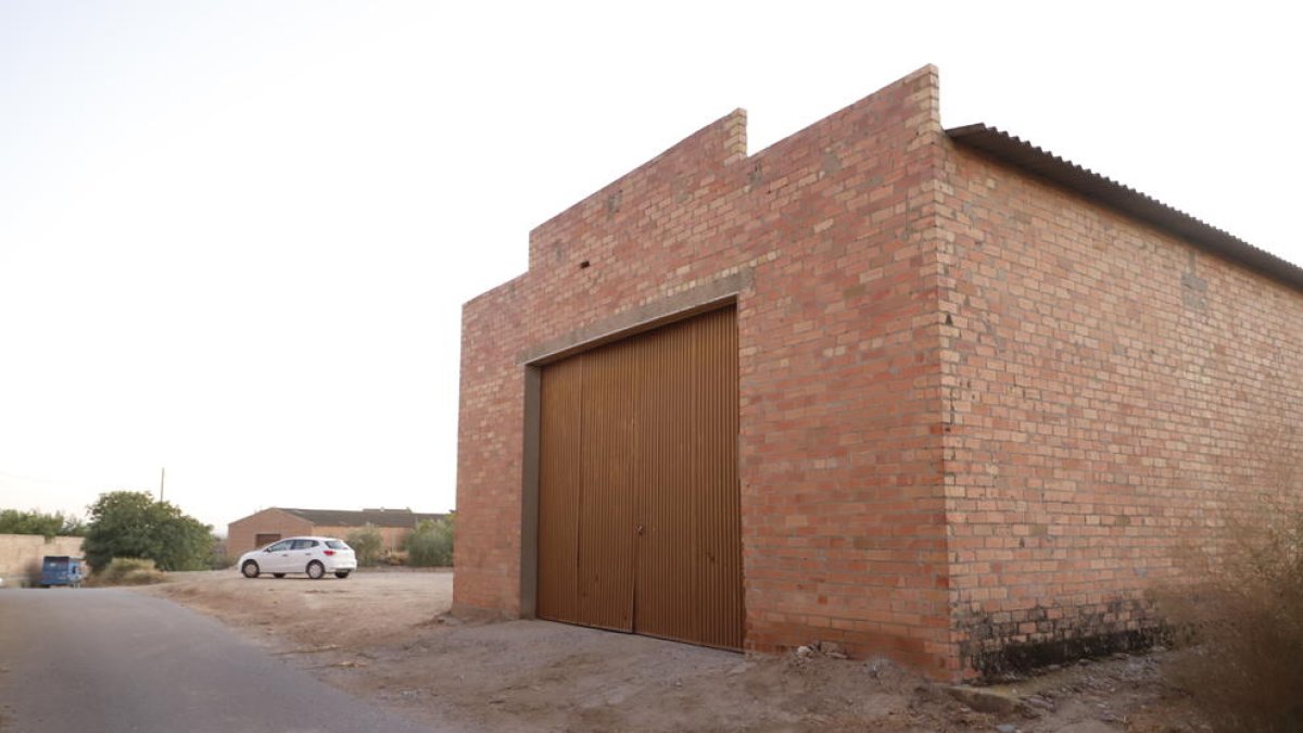 Imatge d’ahir del magatzem en el qual es va produir el fatal accident, hores després del sinistre.