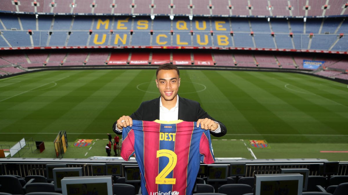 Sergiño Dest ayer durante su presentación posando con la camiseta que lleva su nombre inscrito.