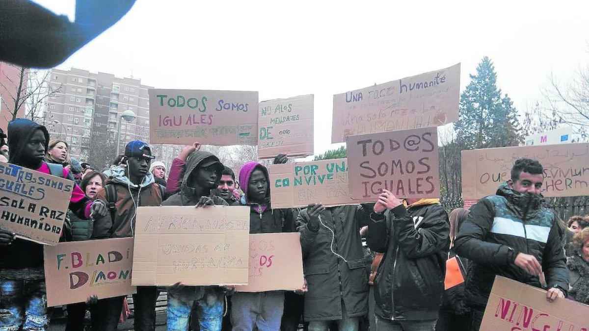 Protesta per l’assetjament de Menes