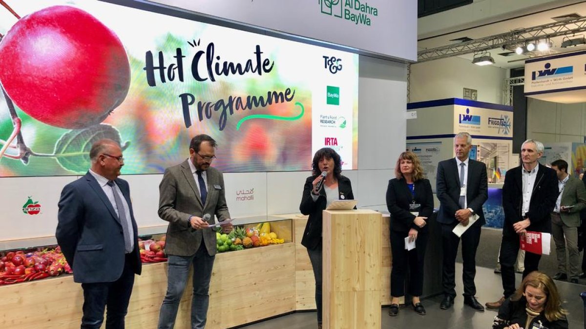 Un momento de la presentación en Berlín con la consellera de Agricultura y el presidente de Fruit Futur.