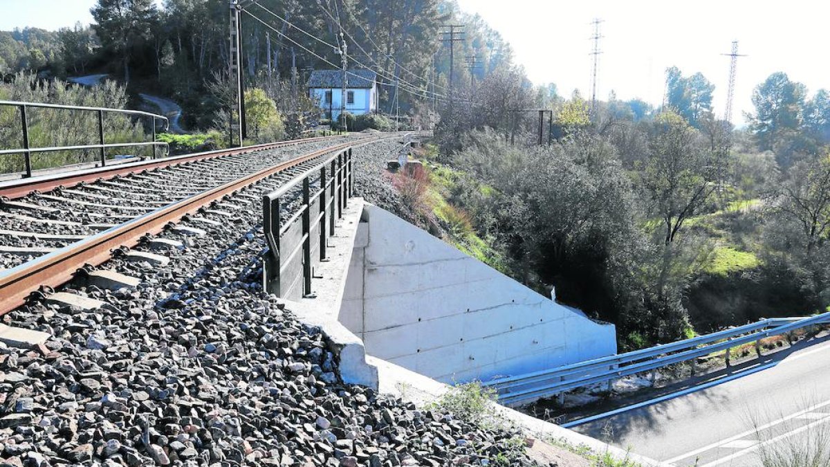 Puente ferroviario desde el que se precipitó el senderista, ayer, en Garcia.