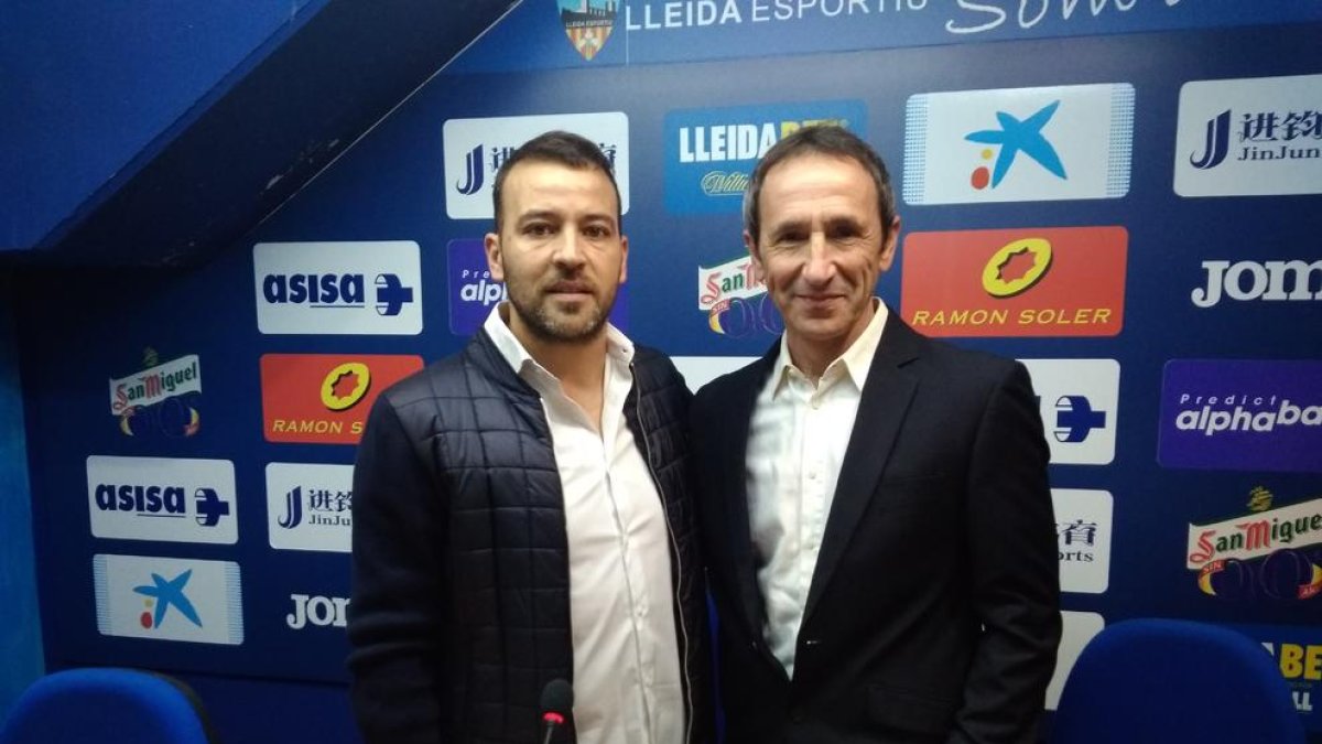 Joan Carles Oliva al costat d’Ismael Mariani, ahir durant la sessió d’entrenament a les instal·lacions de l’AEM.