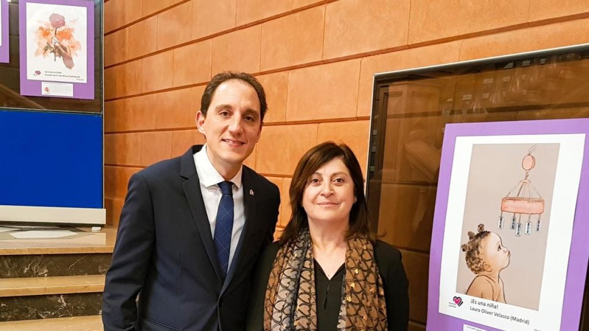 El subdelegado del Gobierno en Lleida, José Crespin, durante la inauguración de la exposición ayer.