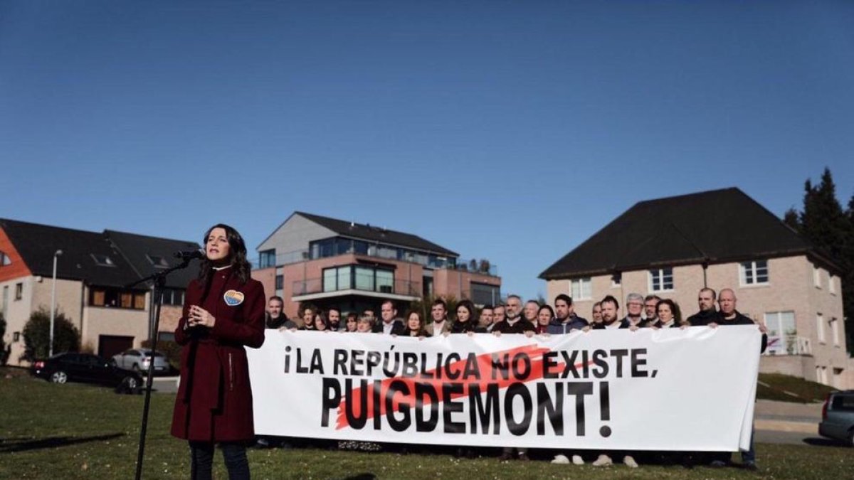 Arrimadas en un acto frente a la casa de Puigdemont en Waterloo.