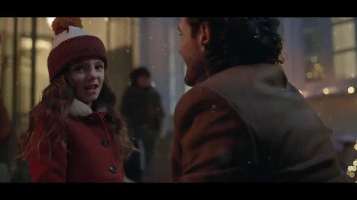 La protagonista, con su padre.