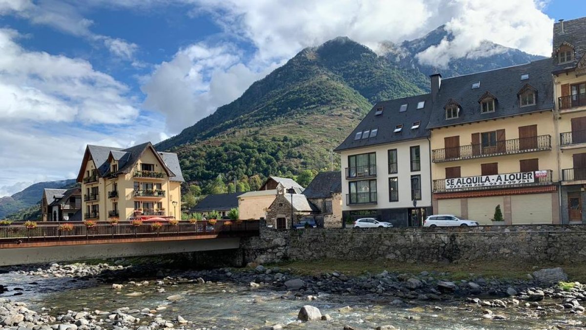 El curs de la Garona al seu pas per Bossòst a finals de setembre.