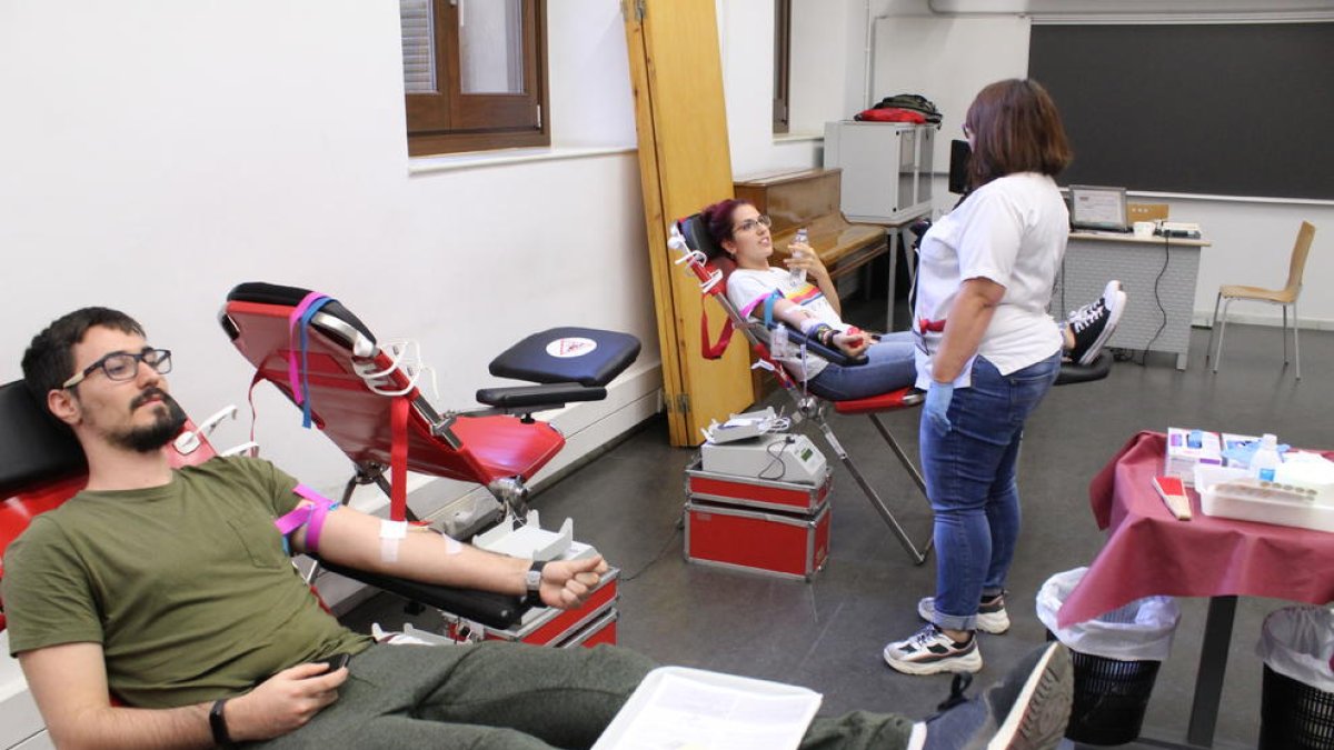Estudiantes donando sangre ayer en el punto de extracción en el Rectorat de la Universitat de Lleida.