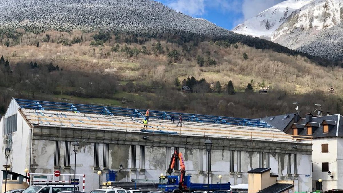 Les obres que es duen a terme a la teulada de la sala polivalent de Vielha.