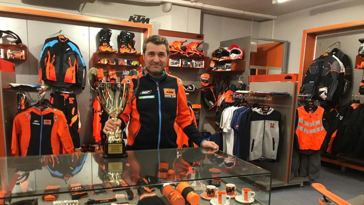 Àngel Leal, ahir amb el trofeu conquerit, al local de Motos Parcerisas, concessionari KTM a Lleida.