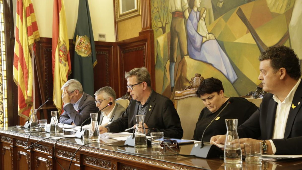 El presidente de la Diputación, Joan Talarn, en el centro durante el pleno celebrado ayer.