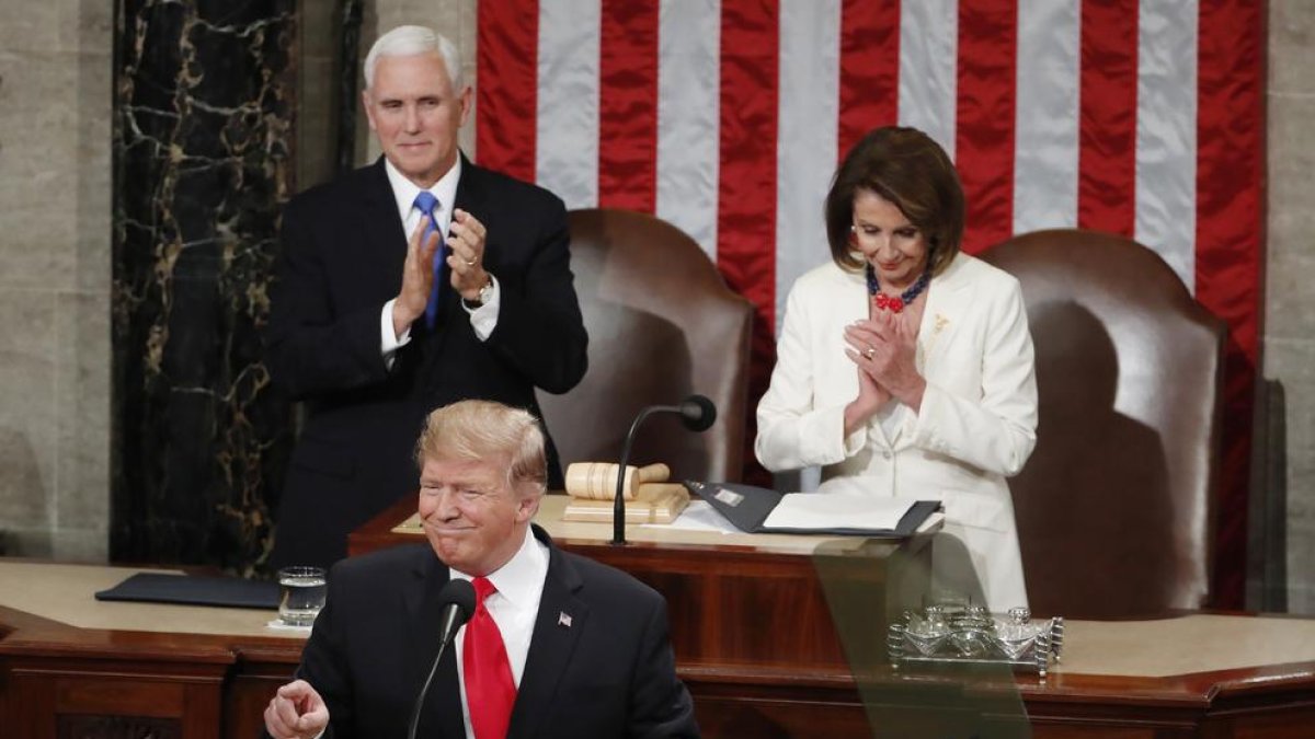 Donald Trump rep el fred aplaudiment protocol·lari de la dirigent demòcrata Nancy Pelosi.