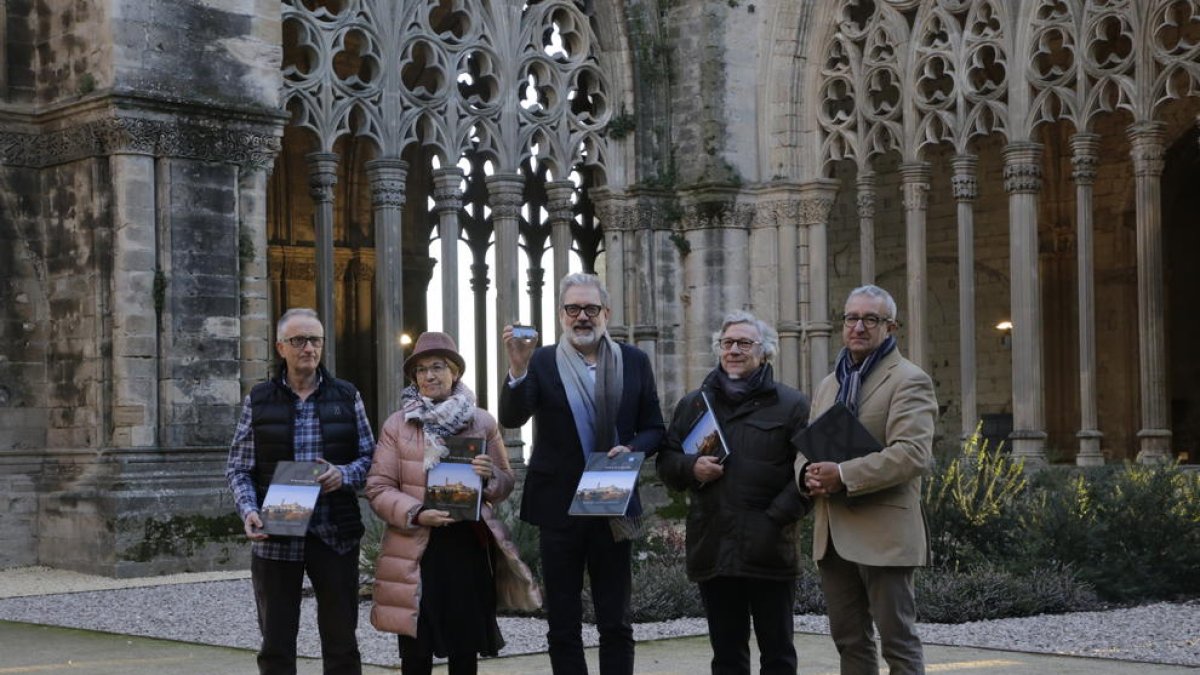 Joan Reguant, Montse Parra, Fèlix Larrosa, Josep Borrell y Joan Baigol con el dosier de la candidatura.