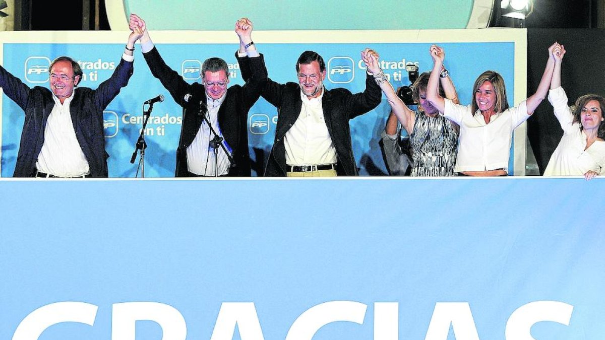 Imatge de Rajoy a la seu del PP a Madrid, al costat de membres del seu executiu, el 2011.