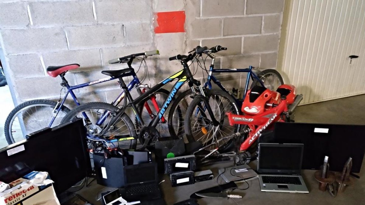 Objectes decomissats al domicili d’un dels acusats dels robatoris al Barri Antic i Cappont.