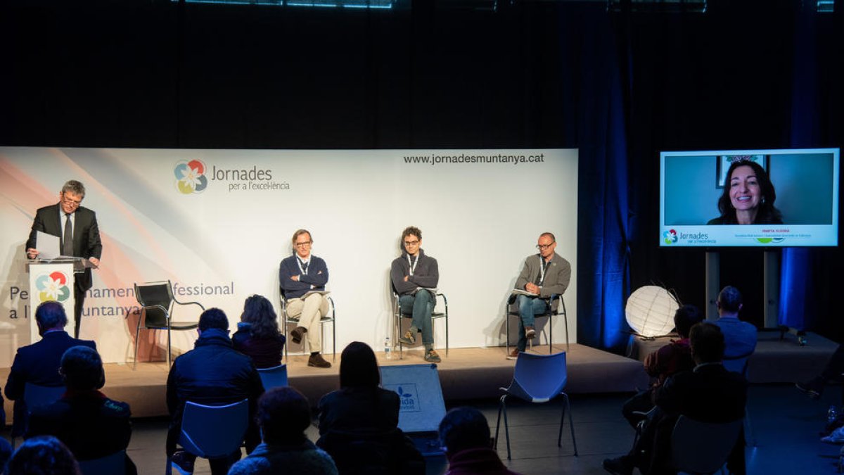 Imatge d’un dels debats d’ahir a les ‘Jornades per a l’excel·lència’ d’Esterri d’Àneu.