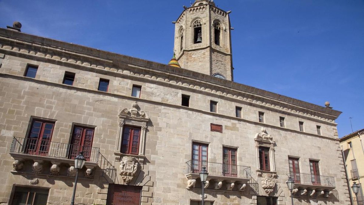 Façana de la Paeria de Cervera.