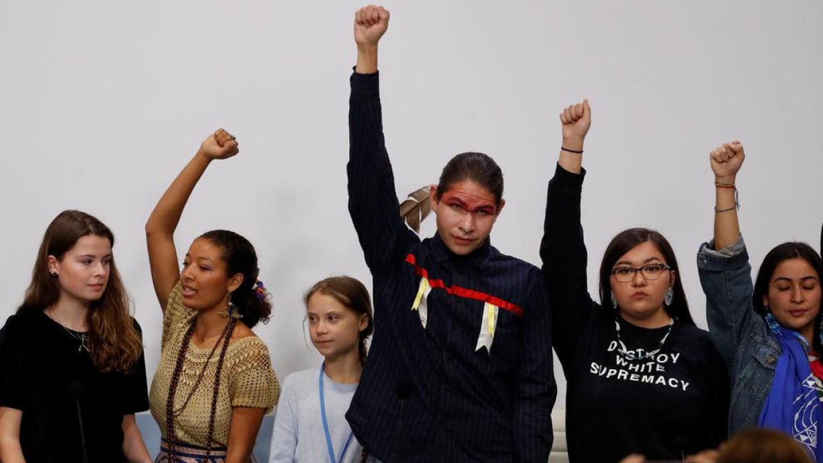 La sueca Greta Thunberg (tercera per l'esquerra) juntament amb diversos joves activistes amb qui ha participat en una roda de premsa, en el marc de la XXV Cimera de la Convenció de Canvi Climàtic de Nacions Unides (COP25).