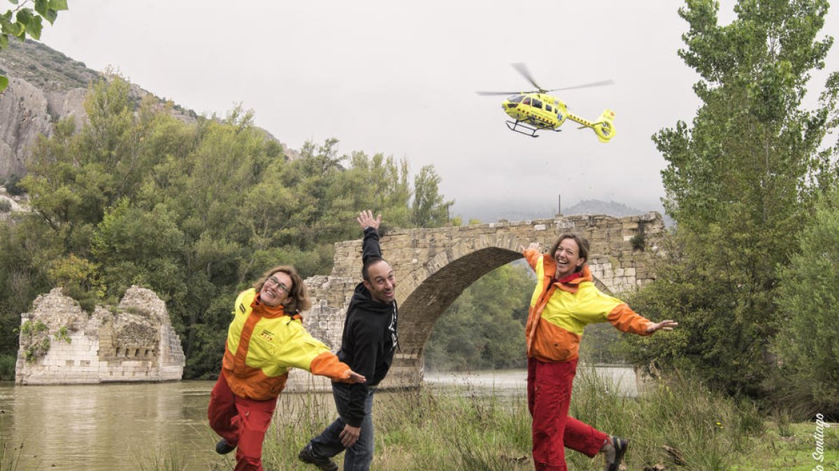 L’equip del SEM de Tremp i l’alpinista rescatat protagonitzen el mes de desembre del calendari.