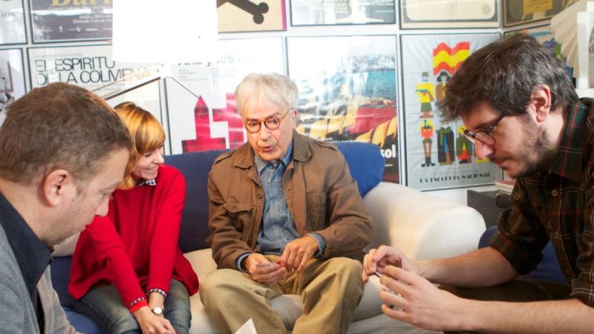 El dissenyador, al centre, durant el rodatge del documental.