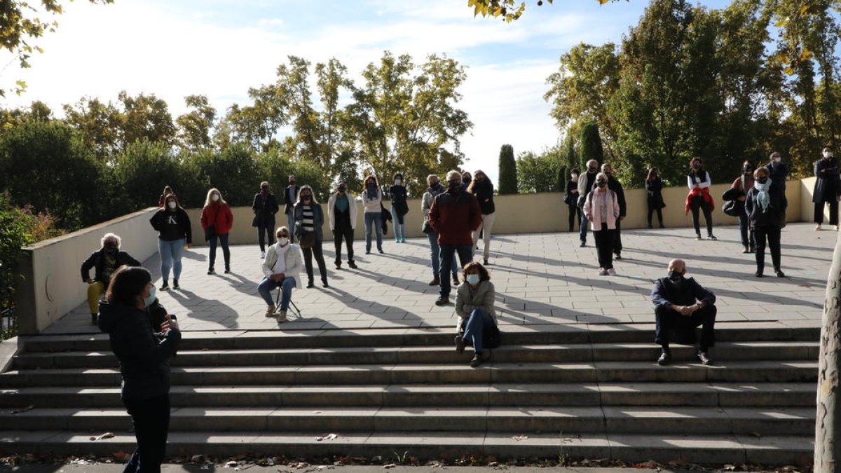Desenes de persones van assistir a la sisena edició de l’Arquitectour, que va començar als Camps Elisis.
