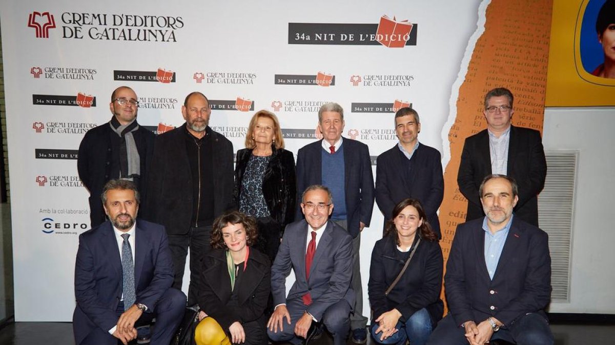 Carme Riera (3ª por la izquierda de pie), junto a otros galardonados ayer en la Nit de l’Edició.