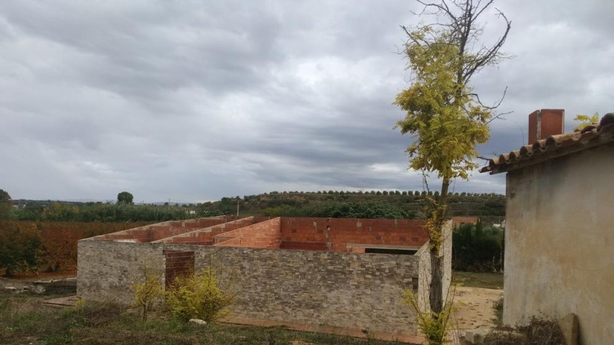 Un edificio afectado por las lluvias torrenciales en Les Borges.