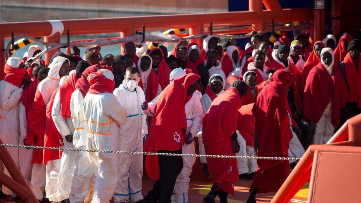 Immigrants en el moment d’arribar ahir al port de Màlaga.