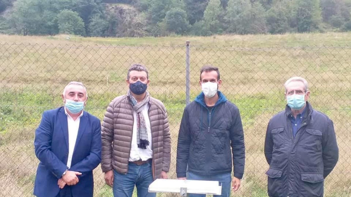 Moment de l’entrega d’una de les plaques a Bossòst, dijous.