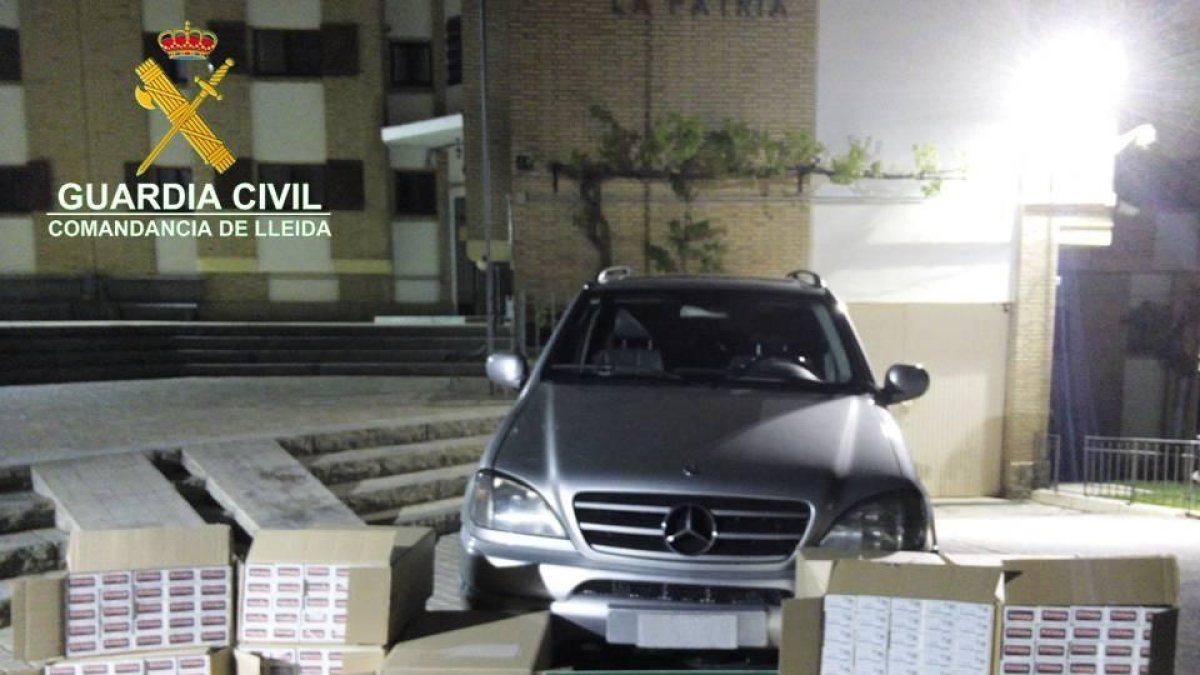 Tabac i vehicle que van ser intervinguts a l’ara condemnat.