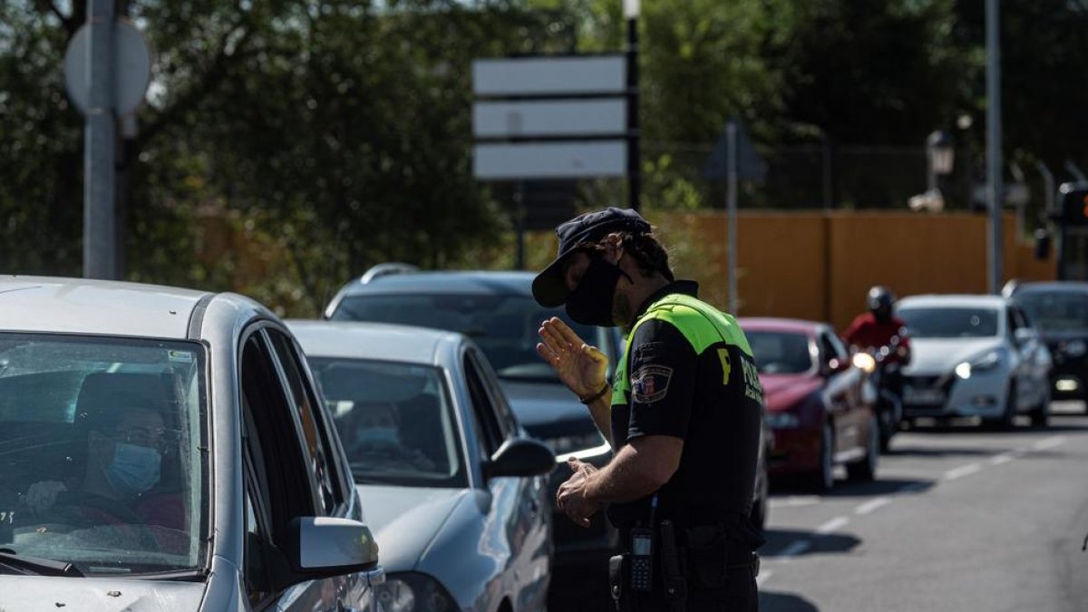 Un agent controlant el trànsit.