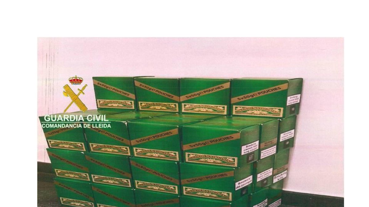 L’home portava a la maleta deu quilos de picadura de tabac.
