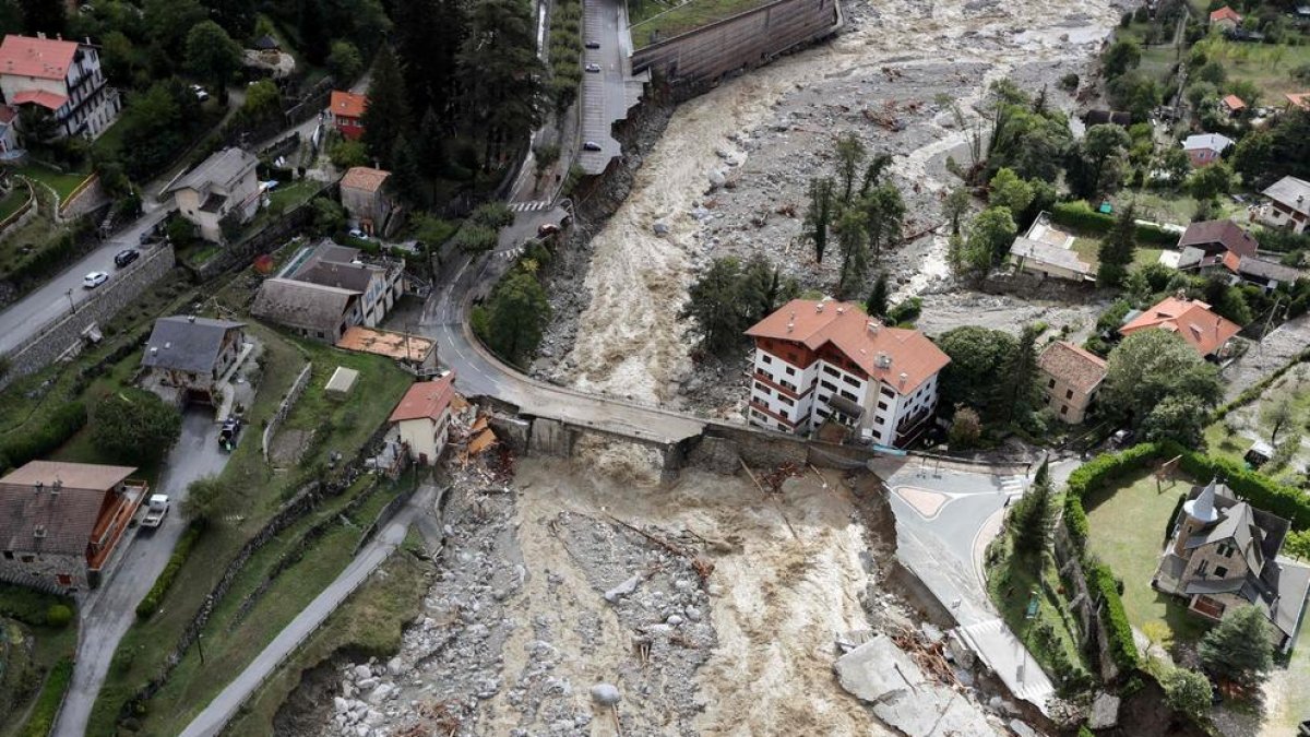 Destrosses causades per la crescuda d’un riu al municipi francès de Sant Martin de Lantosca, ahir.