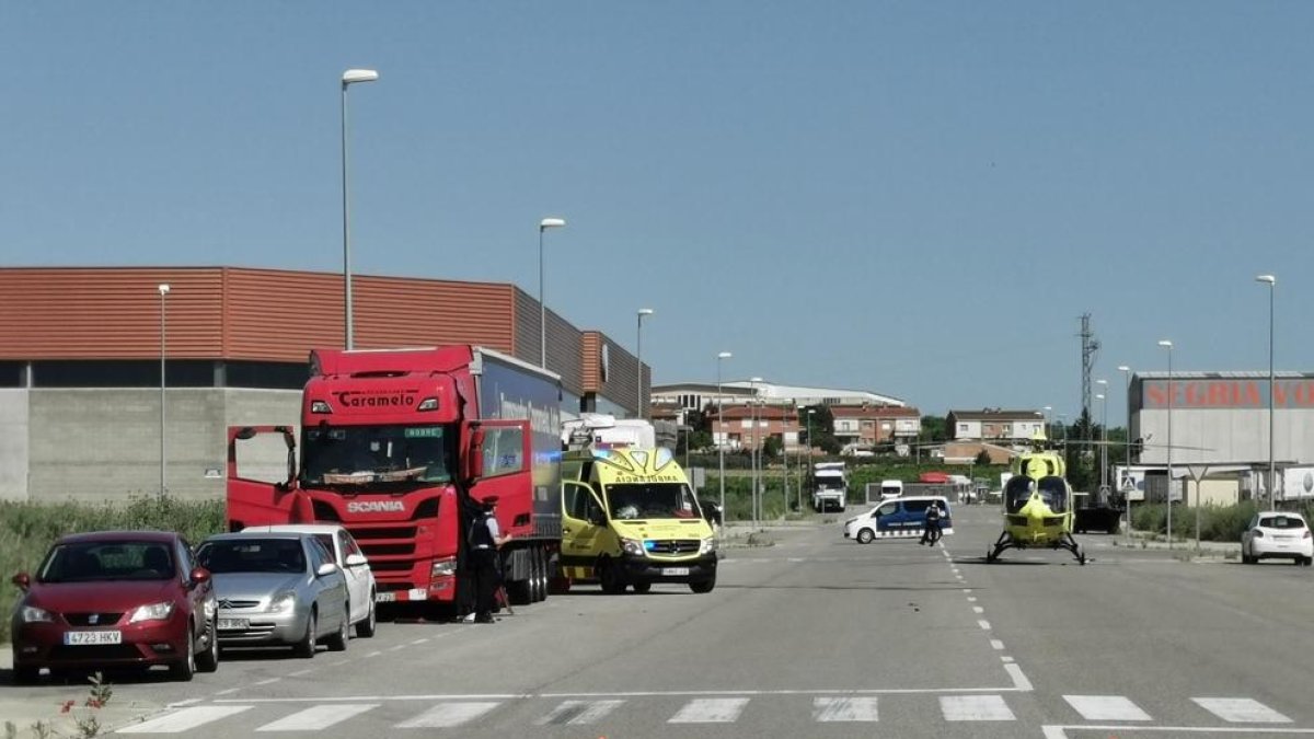 L’helicòpter medicalitzat va aterrar al costat del camió i va evacuar el ferit a l’hospital Vall d’Hebron.
