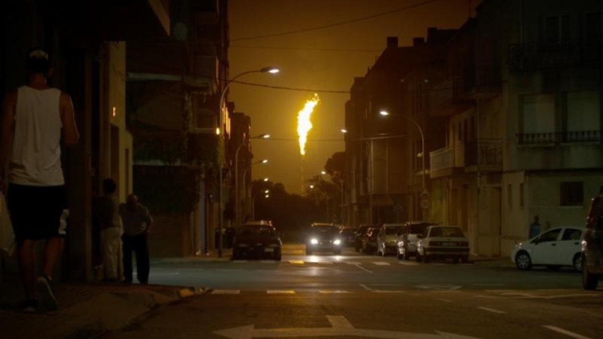 Al fons, la petroquímica vista des d’un poble dels voltants.