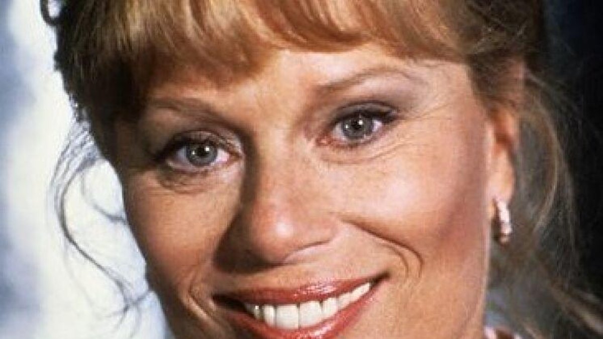 Abby Dalton, como Julia en la serie.