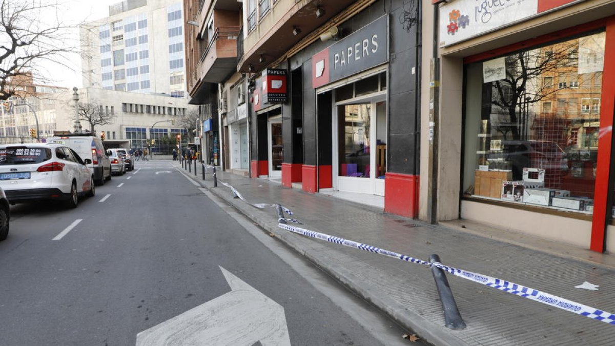 Un conductor ebri va destrossar quatre pilones al carrer Vallcalent.
