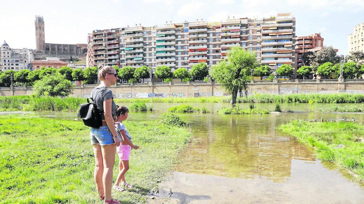 Los leridanos aprovecharon ayer las altas temperaturas durante los paseos del desconfinamiento.