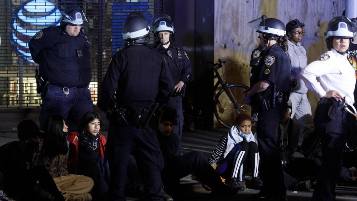 La Policía de Nueva York custodia a varios detenidos en las protestas del martes por la noche.