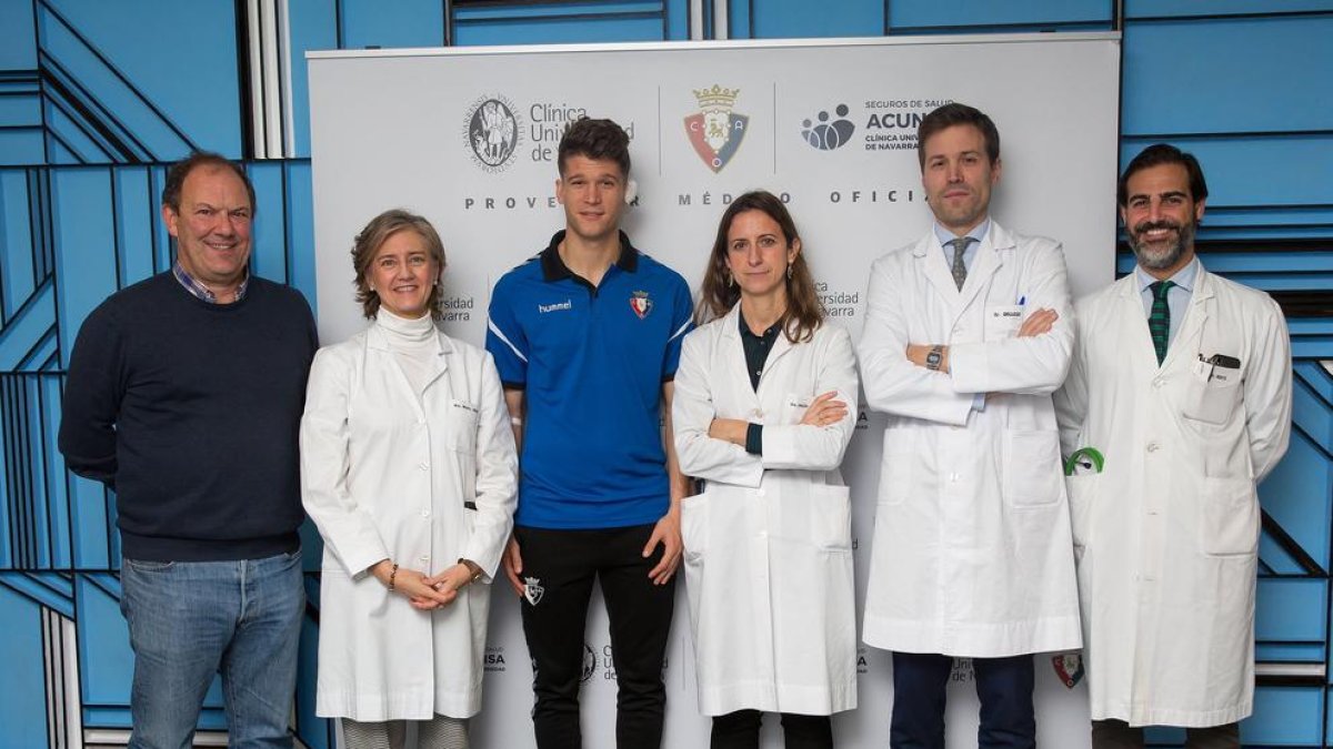Marc Cardona junto al equipo médico de la Clínica Navarra.