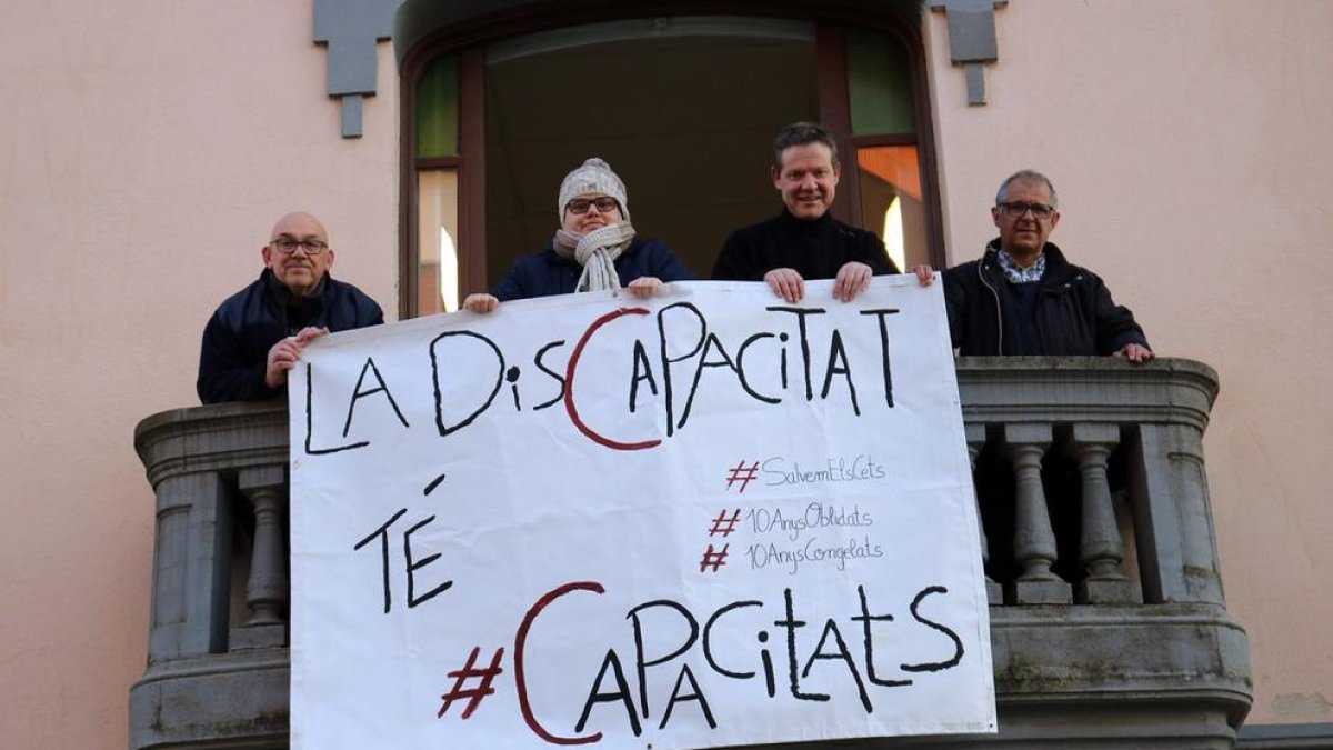 Pancarta que va penjar ahir l’associació Acudam de Mollerussa.