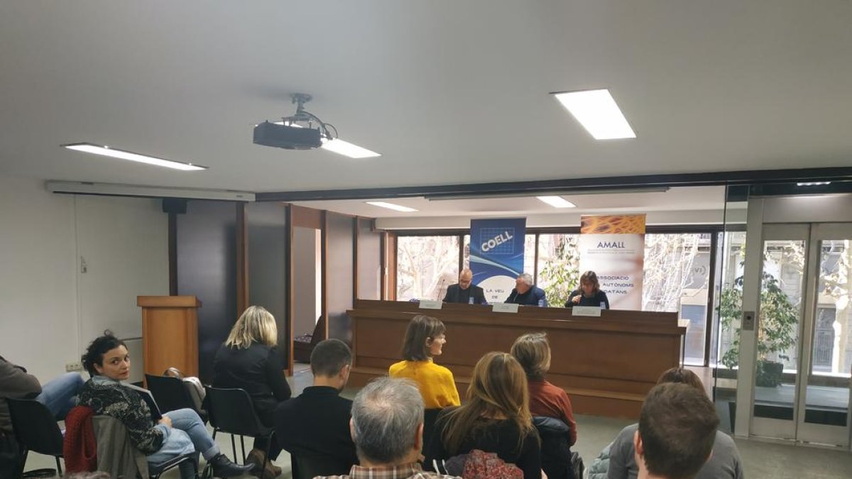 Algunos de los asistentes a la clausura del curso de la COELL.