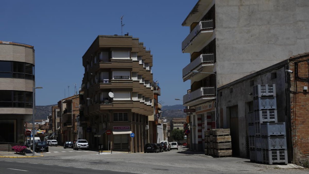Vista de la calle Almenar de Alfarràs, donde ayer al mediodía se produjo el atropello.