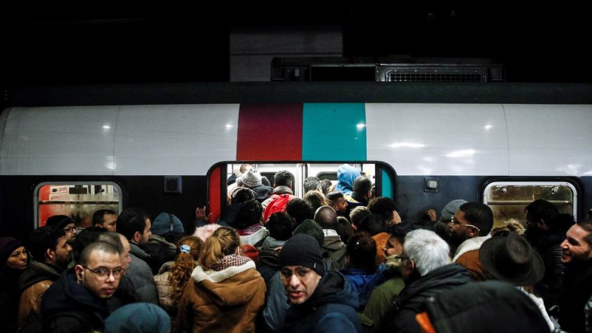 Los trenes se colapsaron al circular solo un 30% de los habituales.