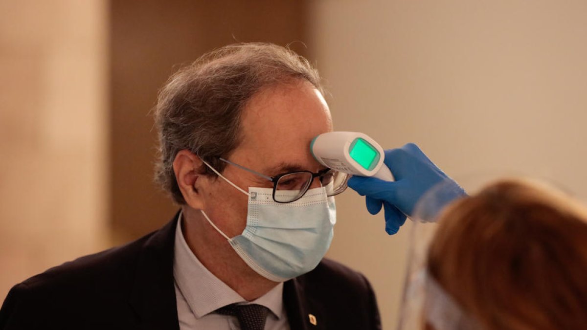 Quim Torra se sometió a la toma de temperatura en el Parlament.