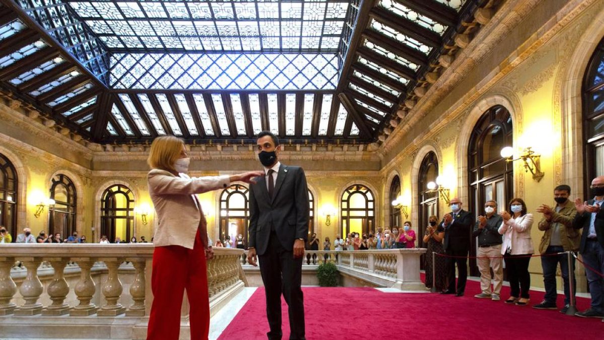 Forcadell entró en el Parlament aplaudida por empleados de la Cámara y diputados. En la foto la acompaña su presidente, Roger Torrent.