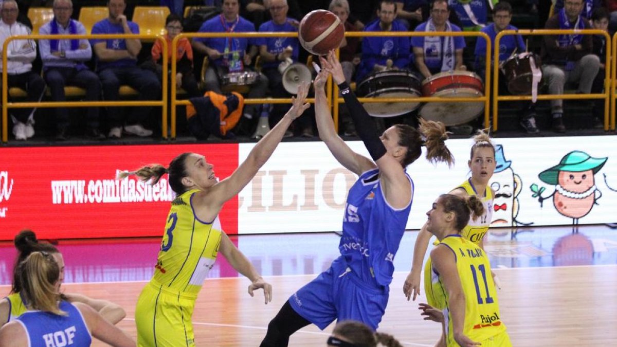 Luci Pascua intenta evitar el llançament de Laura Gil, exjugadora del Cadí la Seu.
