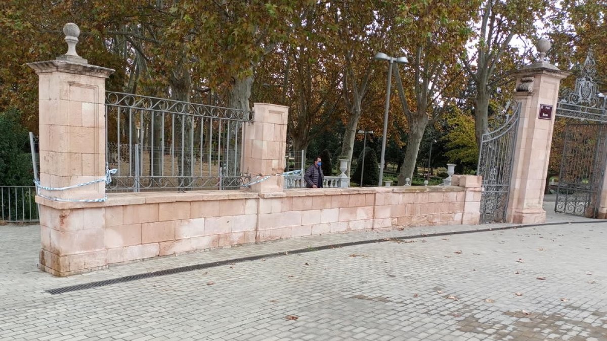 Mur sense reparar als Camps Elisis de Lleida