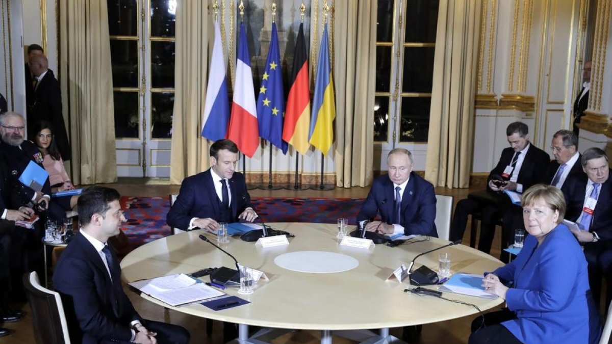 La mesa de diálogo formada por Merkel, Putin, Macron y Zelenski en París.