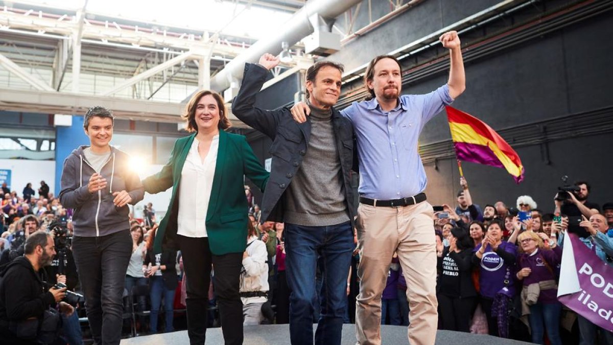 Pablo Iglesias en el acto de ayer junto a Ada Colau.
