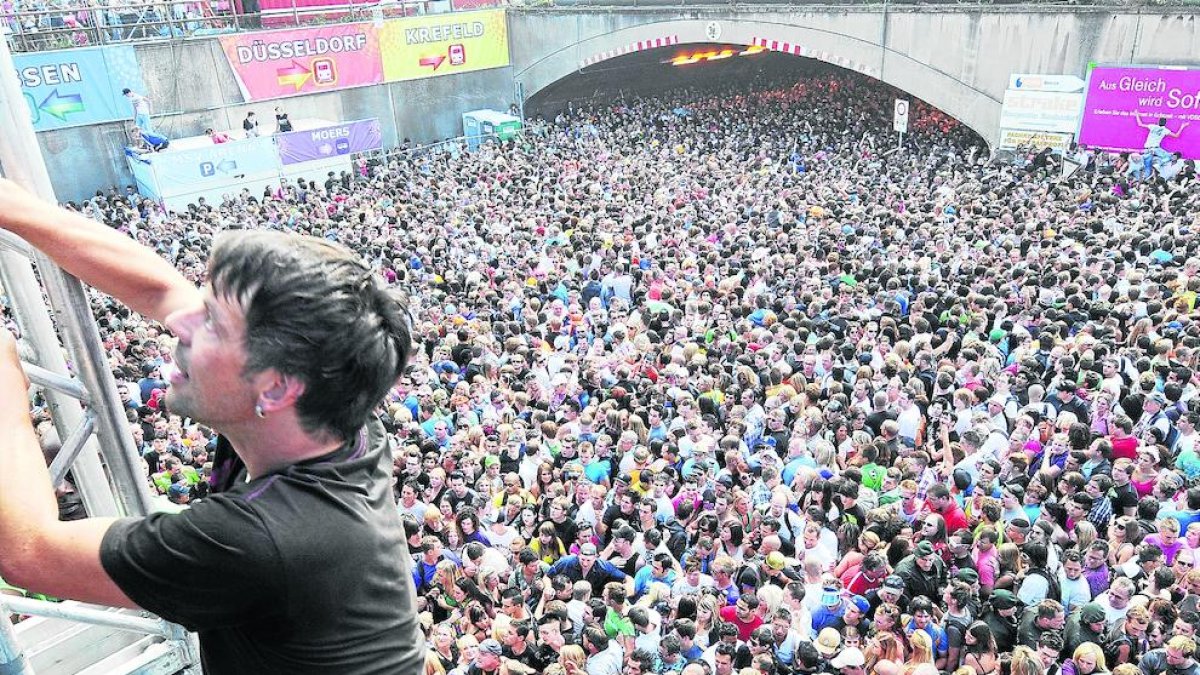 Miles de personas en el acceso a la Loveparade de 2010, momentos antes de la avalancha.